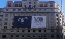 Lona en la sede de Unicaja de Asturias: Graciela Iturbide: Espaa y Mxico, dedicada a la artista mexicana, distinguida con el Premio Princesa de las Artes 2025.