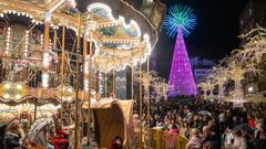 El tiovivo de la Porta do Sol, con el lbum, y miles de personas, este sbado