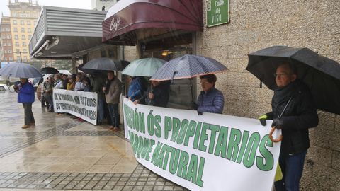 Participantes en la �ltima concentraci�n, el d�a 15 frente al edificio adminsitrativo de la Xunta en Ferrol