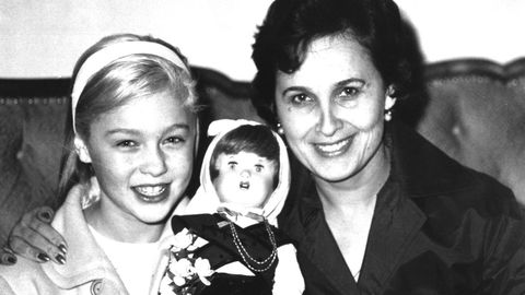 Marisol durante su visita a A Corua en 1960 acompaada por su madre y con una mueca con el traje tradicional gallego