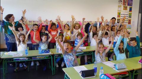 Os alumnos de segundo do CEIP Camio Ingls, de Oroso, celebran o premio que gaaron no certame Ns Tamn Creamos