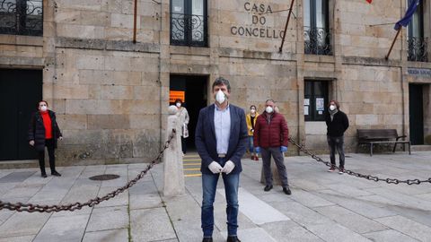 En Celanova hubo un emotivo acto ciudadano para recordar a la primera fallecida en Ourense. En la imagen, a las puertas de la consistorial miembros del grupo de gobierno