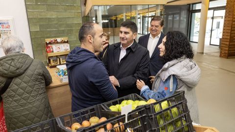 Visita de delegado y subdelegado del Gobierno al Mercado de Cee, junto con la alcaldesa 
