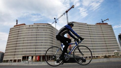 Imagen de dos edificios de la urbanizaci�n de San Paio de Navia, en Vigo