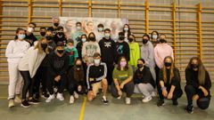 Adri�n Ben con alumnos de segundo de Bacharelato e co profesor Fran Basanta no IES Mar�a Sarmiento de Viveiro, onde cursou a ESO e o Bacharelato