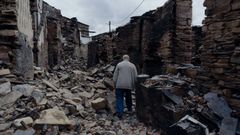 En San Vicente de Leira todava hay calles impracticables por la cantidad de escombro. 
