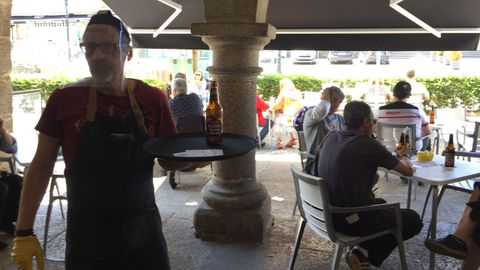 Tony Santos, de la cervezoteca Atiner�a de Betanzos