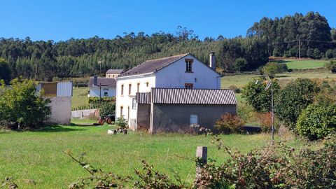 La vivienda del vecino de A Calvela, en Espasante, donde se puede ver el tractor que manejaba por la finca