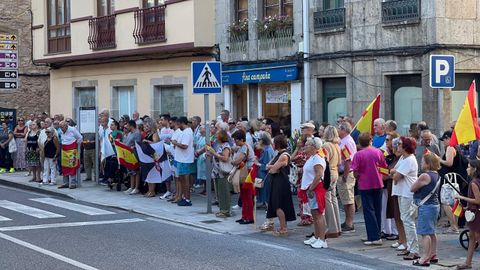 Decenas de vecinos se concentraron frente al Concello de A Pobra en se�al de apoyo a Ceuta