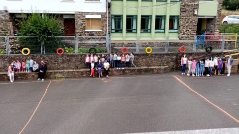Separaci�n de los alumnos en el patio para evitar contagios