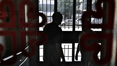 Dos antiguos usuarios del centro de transición a la vida autónoma, en el comedor de Cáritas
