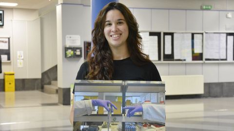 Lara Acemel, ganadora del tercer premio del concurso fotogr�fico �Enfocando a igualdade: mulleres, ciencia e diversidade� con su trabajo.