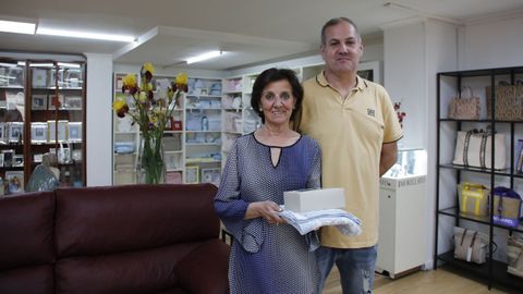 Jana Sousa y Rubn Moreno trabajan en Rafa Complementos, en Celanova.