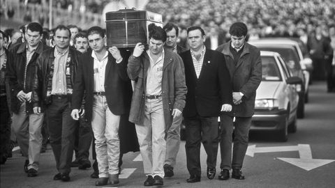 Funeral por el Picador del Pozo Santiago, Lorenzo Gallardo Carro, atropellado en la A-66 durante las movilizaciones mineras. Ujo. Asturias 1998