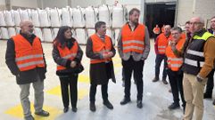 Pedro Blanco (en el centro) acompa�ado por el alcalde de Taboada y la subdelegada del Gobierno en Lugo, durante su visita a Aira guiados por los responsables de la cooperativa
