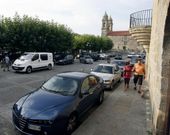 Se puede circular pero aparcar en la plaza est� prohibido.