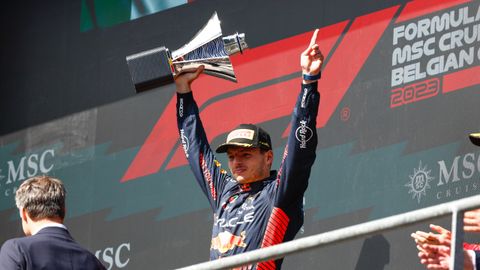 Max Verstappen.Max Verstappen con el trofeo que le acredita como ganador del Gran Premio de Blgica