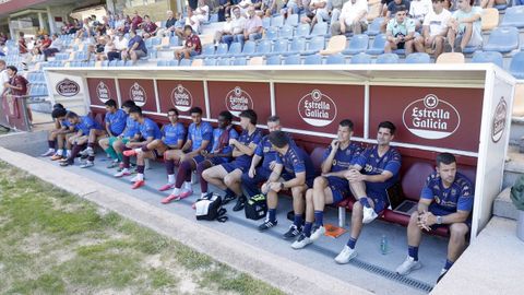 Los jugadores del Pontevedra, en el banquillo durante el �ltimo partido en Pasar�n