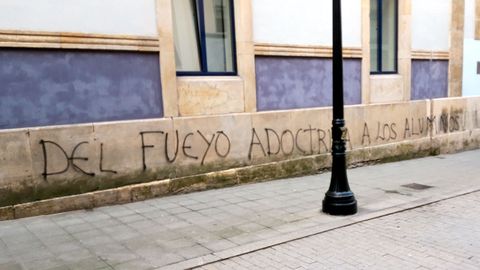 Una de las pintadas aparecidas en la fachada del CP Jovellanos de Gijn contra su exdirector, Mario Surez del Fueyo