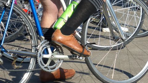 Detalle de un participante de la Clasicona, la marcha cicloturista no competitiva que se celebra en Gij�n y en la que se homenajea al ciclismo cl�sico 