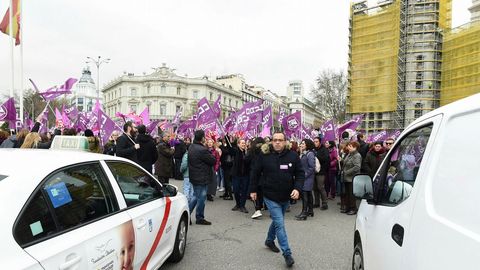 Numerosos manifestantes cortan el tr�fico en la madrile�a plaza de Cibeles
