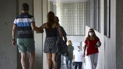 Usuarios, con mascarilla, en las inmediaciones del Hospital Montecelo, en Pontevedra, donde hay dos pacientes de coronavirus ingresados en planta