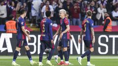 Los jugadores del Barcelona festejan un gol en el estadio de Montjuich