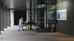 Un sanitario entrando con un paciente en una residencia de mayores en Vitoria