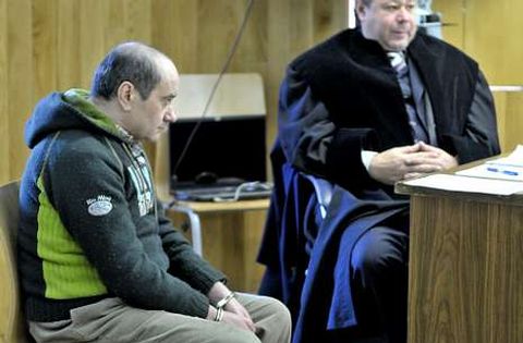 Jos Carnero (izquierda) en la sala de la Audiencia en la que fue juzgado en febrero del 2011.