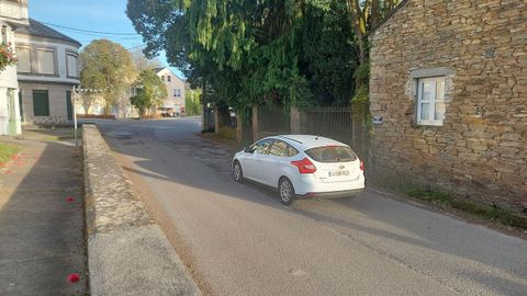 Paso por Castro de Rei, con baches y estrecho