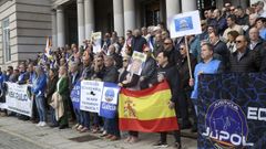Polic�as y guardias civiles, en la imagen en Pontevedra, se concentraron en distintas provincias ante las delegaciones o subdelegaciones del Gobierno por una jubilaci�n digna y la plena equiparaci�n, y mantuvieron un minuto de silencio por los agentes asesinados en Barbate.