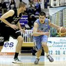 Erik Quintela, con el bal�n ante el C�ceres.