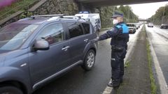 Agentes de la Polic�a Local de Ferrol en un control en la carretera de la Trinchera