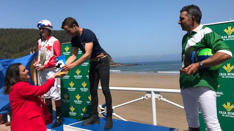 La alcaldesa de Ribadesella, Charo Fernndez, hace entrega de uno de los premios de la Carrera de Caballos 2019