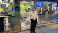 Eduardo L�pez, en la puerta de su establecimiento. 