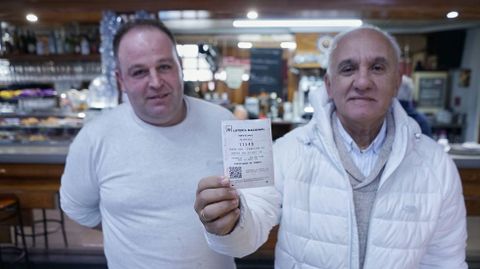 Alejandro Barrionuevo y Manuel Rivera con el dcimo premiado.