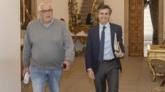 Borja Verea (derecha), en el pazo de Raxoi junto con el tambi�n concejal popular, Evaristo Ben, en una imagen de archivo.