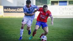 Varo, uno de los destacados del partido, intenta llevarse un bal�n ante Xoel, del Atios