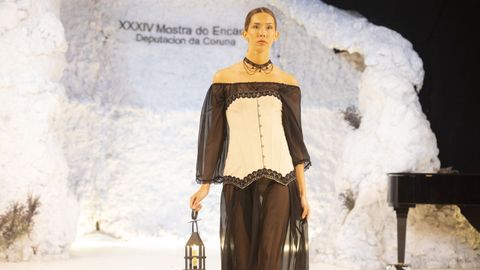 Una modelo, durante uno de los desfiles de la anterior edici&oacute;n de la Mostra do Encaixe de Camari&ntilde;as