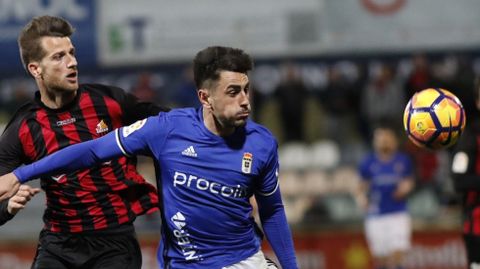 DAVID COSTAS LUCHA POR UN BAL�N ANTE EL REUS