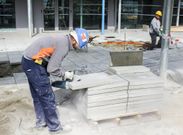Operarios trabajando esta semana en la obra del nuevo centro c�vico de Canido. 
