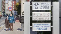 Una pareja de mayores pasean junto al PAC de Fingoi, en Lugo ciudad