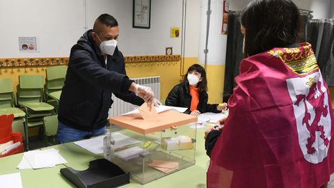 Una joven con una bandera de Le�n atada a su cuello vota en un colegio de Cistierna, en Le�n