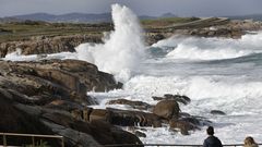 Imagen del fuerte oleaje ayer en la costa de Burela