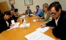 Tania Garc�a y Xabier R�os -primeros a izquierda y derecha- votaron contra la concesi�n.