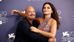 El realizador italiano Emanuele Crialese posa en la Mostra con Pen�lope Cruz.