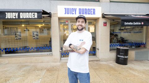 Rub�n Pastoriza delante de su establecimiento de hamburguesas en Carballo