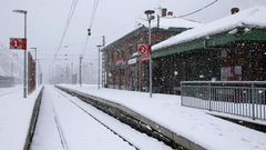 Vista de la estaci�n de Puente de los Fierros, en Lena, que se encuentra cubierta por la nieve ca�da en las �ltimas horas. El temporal de nieve ha interrumpido esta ma�ana el tr�fico ferroviario entre Asturias y Le�n, por lo que Renfe ha puesto en marcha un plan alternativo de transporte de viajeros, lo que se suma a las importantes limitaciones en el tr�fico por carretera entre el Principado y la Meseta.