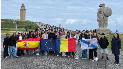 Alumnos de Ruman&iacute;a y del IES O Cruce (Cerceda) hicieron juntos una visita a la ciudad de A Coru&ntilde;a. La profesora Simona Ivanescu, que participa en este reportaje, es la tercera por la derecha