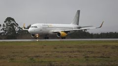 Una aeronave de Vueling, en la pista del aeropuerto de Santiago, en foto de archivo